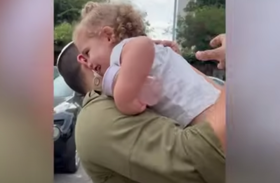 תיעוד מרגש של חיילים מפתיעים את המשפחה שלהם